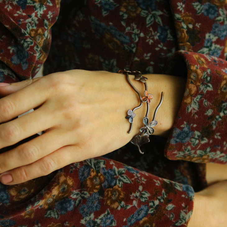 Hydrangea and ginkgo floral bracelet in colored silver, фото 6